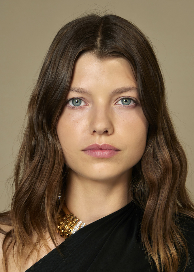 صيحات جمالية مشرقة تناسب اطلالاتك خلال السفر