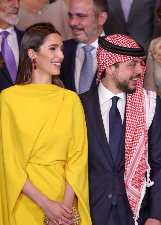 ما الذي يميّز إطلالات الأمير الحسين والآنسة رجوة؟