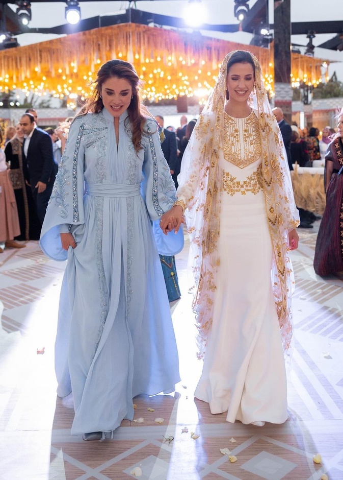 تفاصيل فستان الملكة رانيا الفخم 