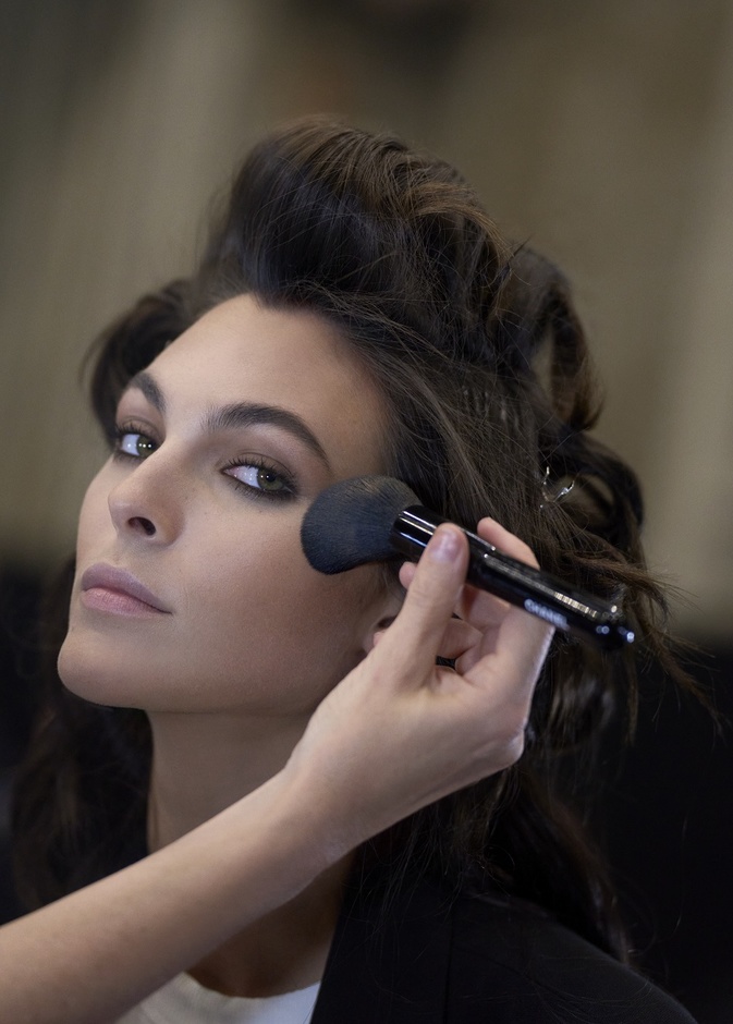 كواليس عرض شانيل كروز 2024.. مكياج مشرق ومستحضرات جديدة