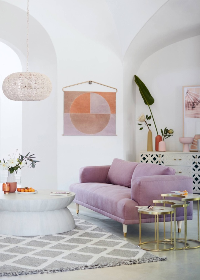 البنفسجي الباستيل في ديكور غرفة معيشة مودرن ومريحة
