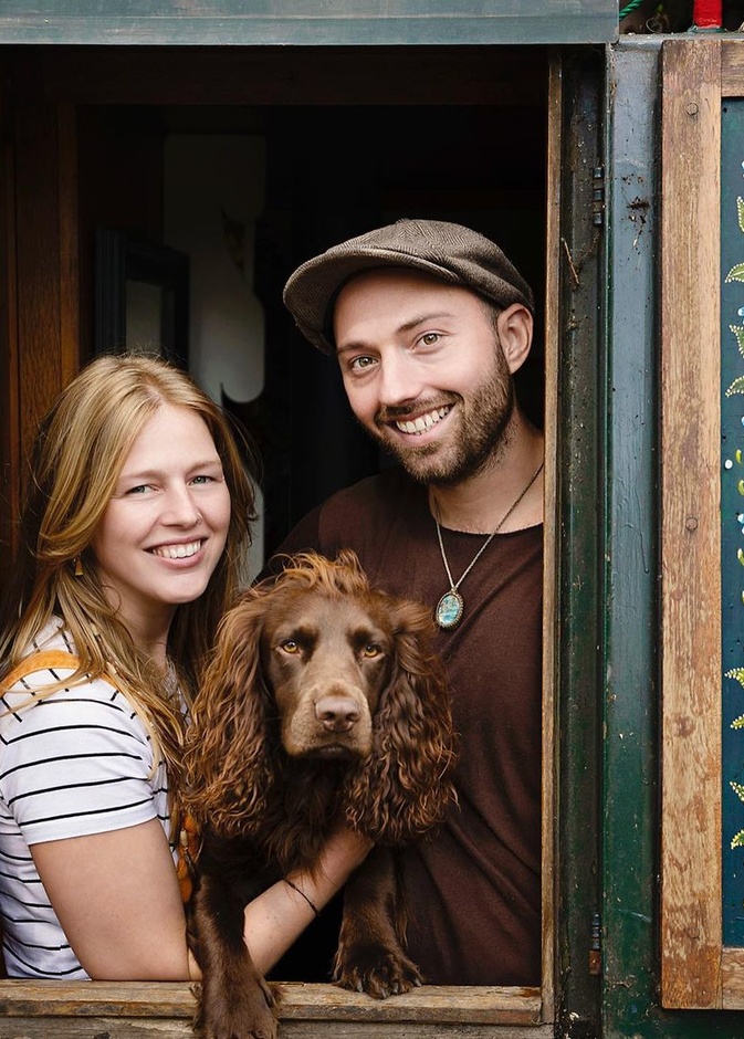 لمحبي السفر والترحال.. كيف استبدل زوجان بريطانيان منزلهما بقارب؟