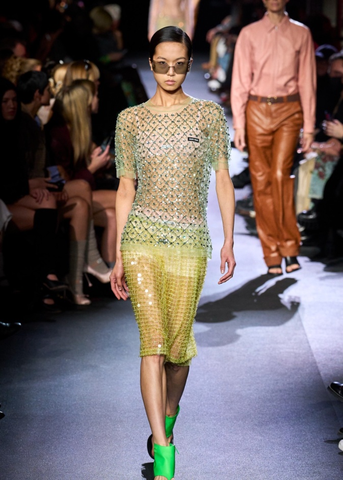 7 مجموعات برزت فيها ملابس شفافة خلال عروض ربيع وصيف 2023