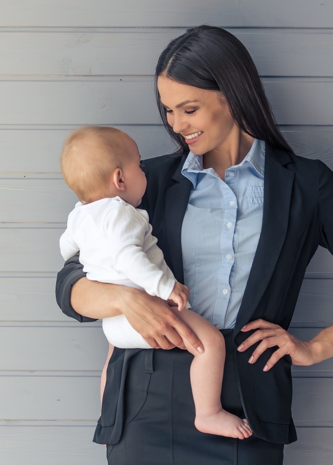 تحقيق التوازن بين العمل والأسرة مسؤولية مشتركة بين الأم العاملة ومؤسسات الدولة باعتبارها عضواً مؤثراً في تنمية المجتمع