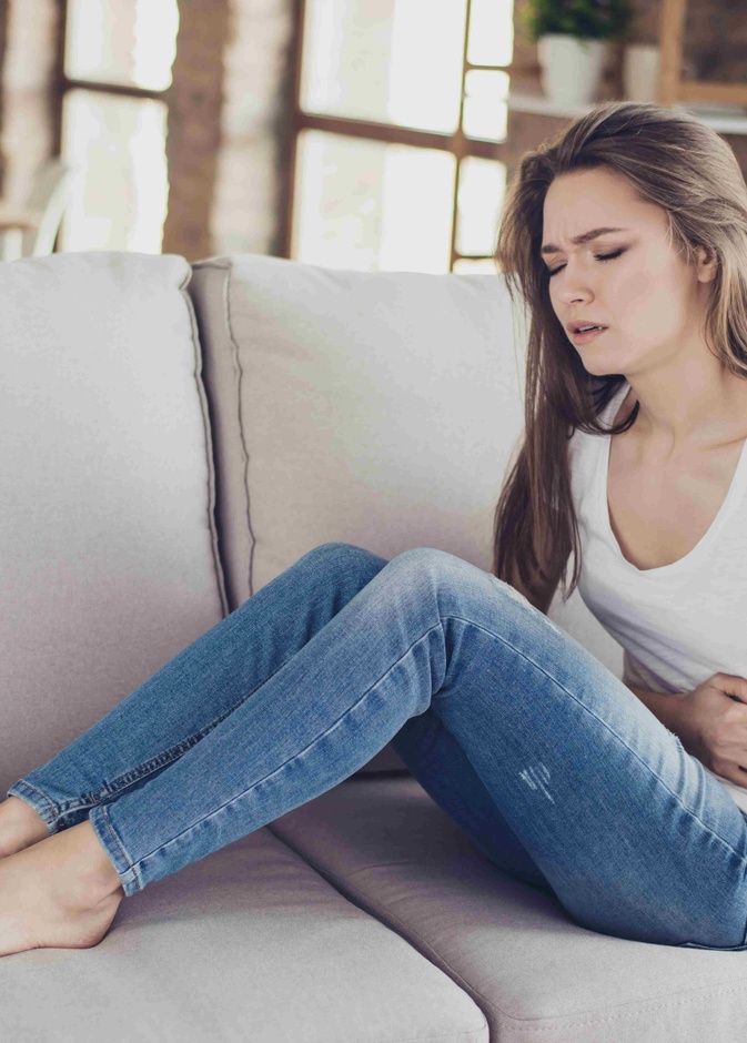 تشنجات أسفل البطن أحد أهم الأعراض التي تعاني منها النساء