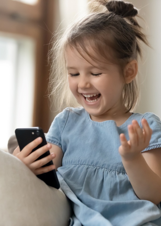 تعلق الطفل بشاشة الموبايل له مخاطر عديدة ولكن من الخطر أيضاً منعه منه بشكل مفاجئ