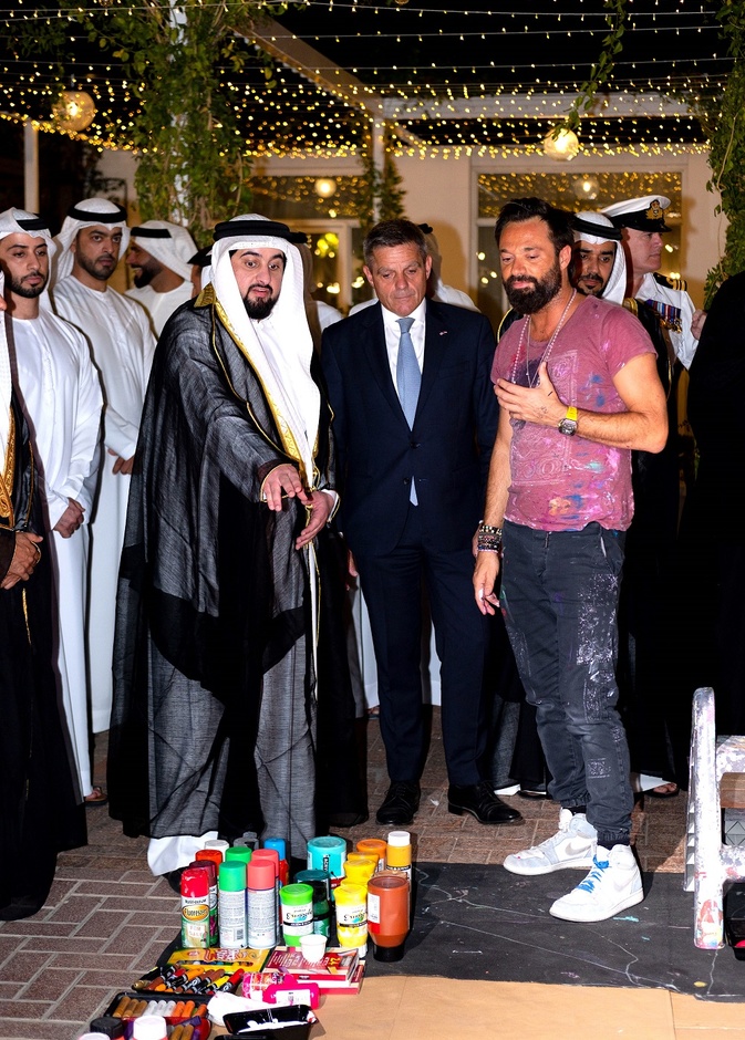 التاج البريطاني يكلّف ساشا جافري برسم لوحة "تتويج الملك تشارلز" كهدية خاصة إلى دبي 