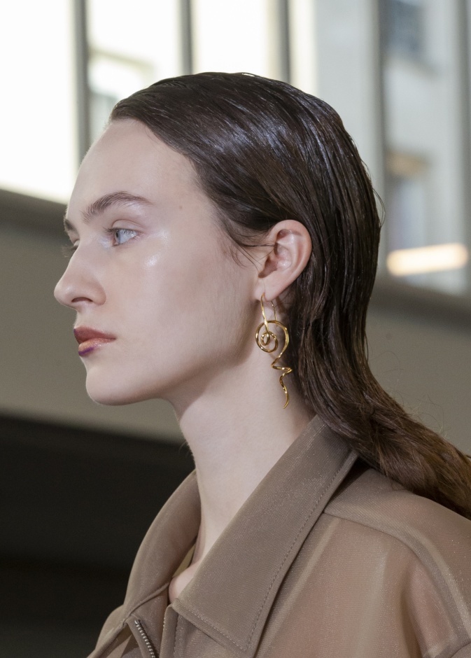 شد الرقبة بالخيوط الذهبية..ما هي أبرز مميزاتها وأضرارها؟