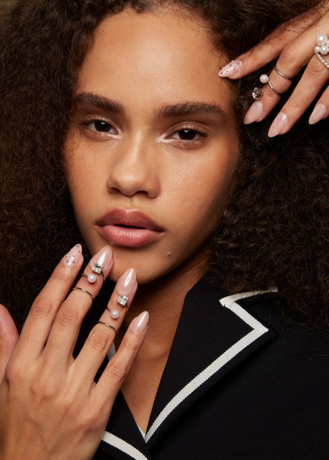 صيحات أظافر لافتة بتدرجات نيود مع حبيبات الستراس من وحي دار Adeam