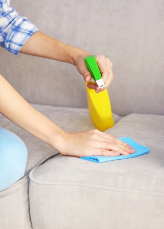 عند تنظيف الأرائك المخملية، امسحي البقع برفق في اتجاه واحد