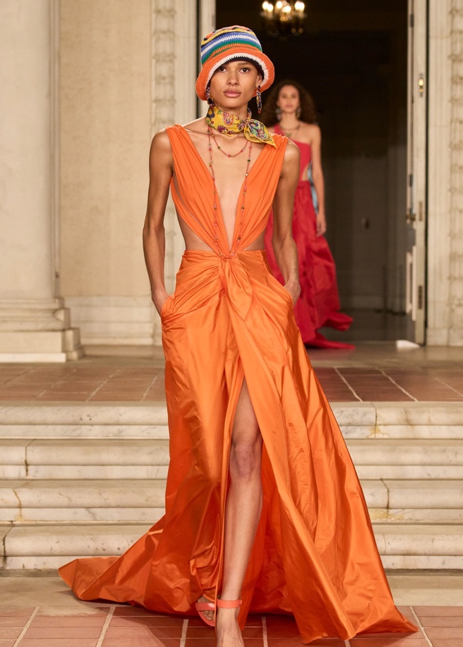 7 عروض سطع فيها اللون البرتقالي لموسم ربيع وصيف 2023