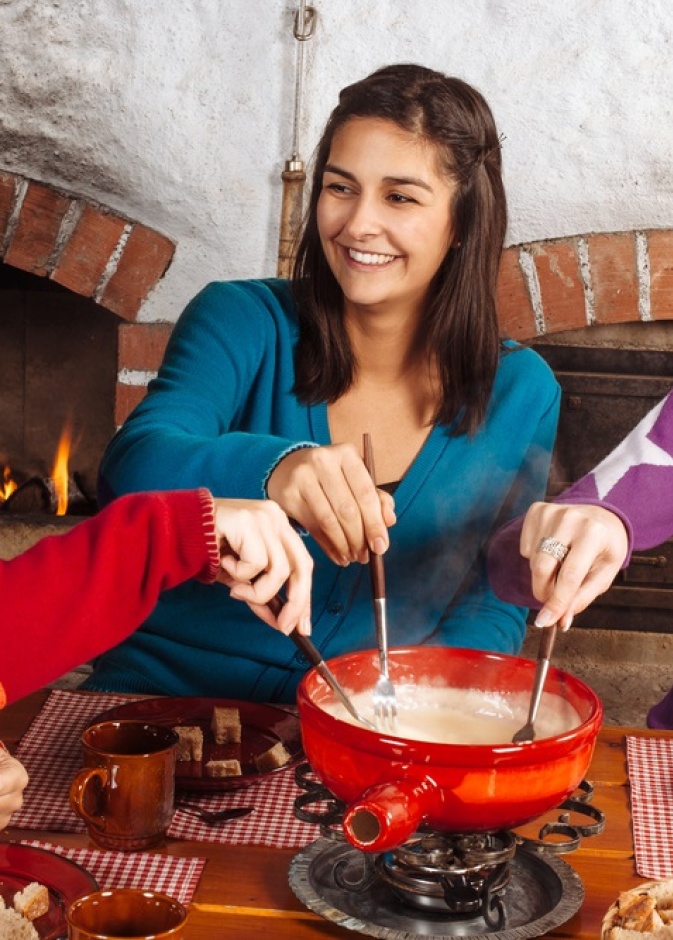 فوندو الأجبان.. حكايةٌ سويسرية غزت العالم بروعة مذاقها