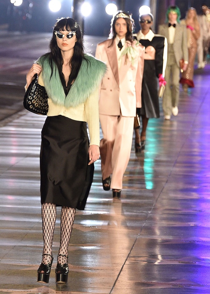 شانيل، فيرساتشي، لويس فويتون وغيرها... مجموعات استثنائية للصيف تأخذنا برحلات حول العالم