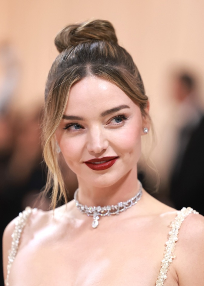 مكياج راقي من التسعينات يتجدد مع ميراندا كير في حفل Met Gala 2023