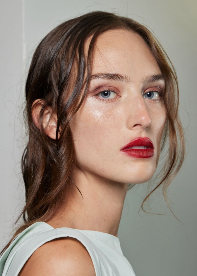 طرق أساسية لتثبيت لون الشفاه في موسم الصيف