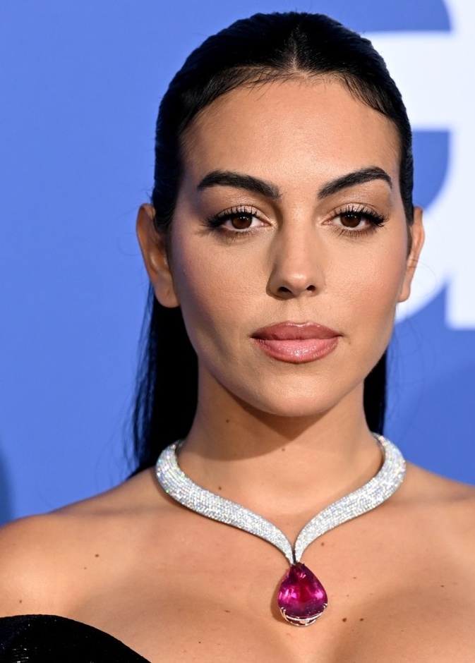 اطلالة جورجينا رودريغز بمكياج براق ساحر بأسلوب Georgina Rodríguez