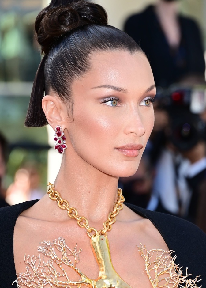 اطلالة Bella Hadid بتسريحات الكعكة العالية عام 2021