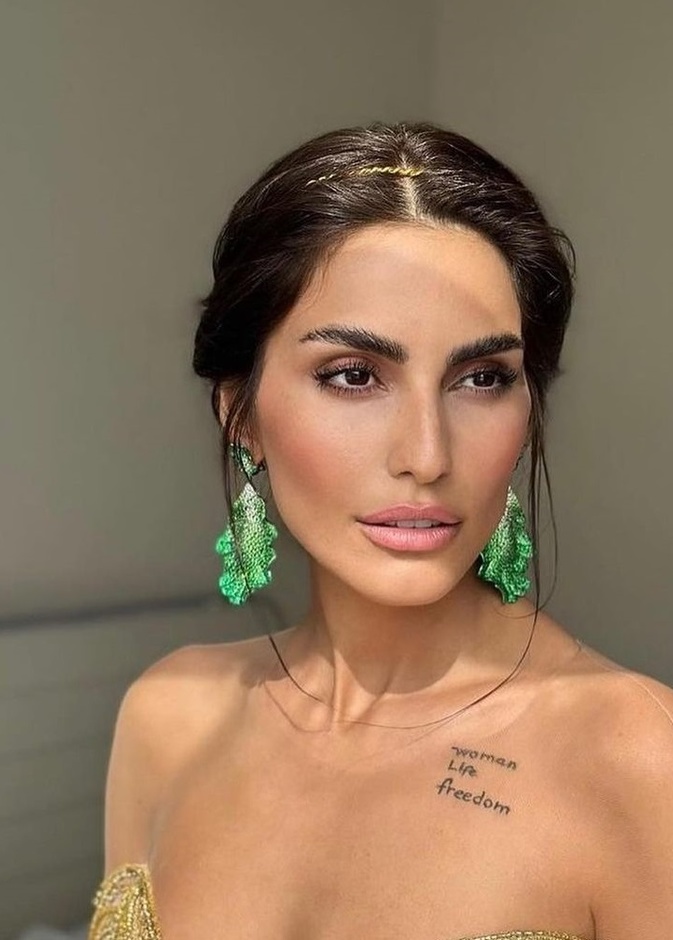 اطلالة Farnoush Hamidian بمكياج طبيعي