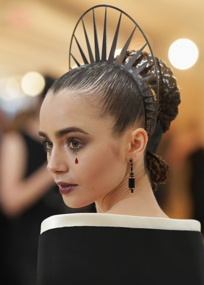 اطلالة Lily Collins بتسريحات شعر الكعكة مع الاكسسوارات المعدنية