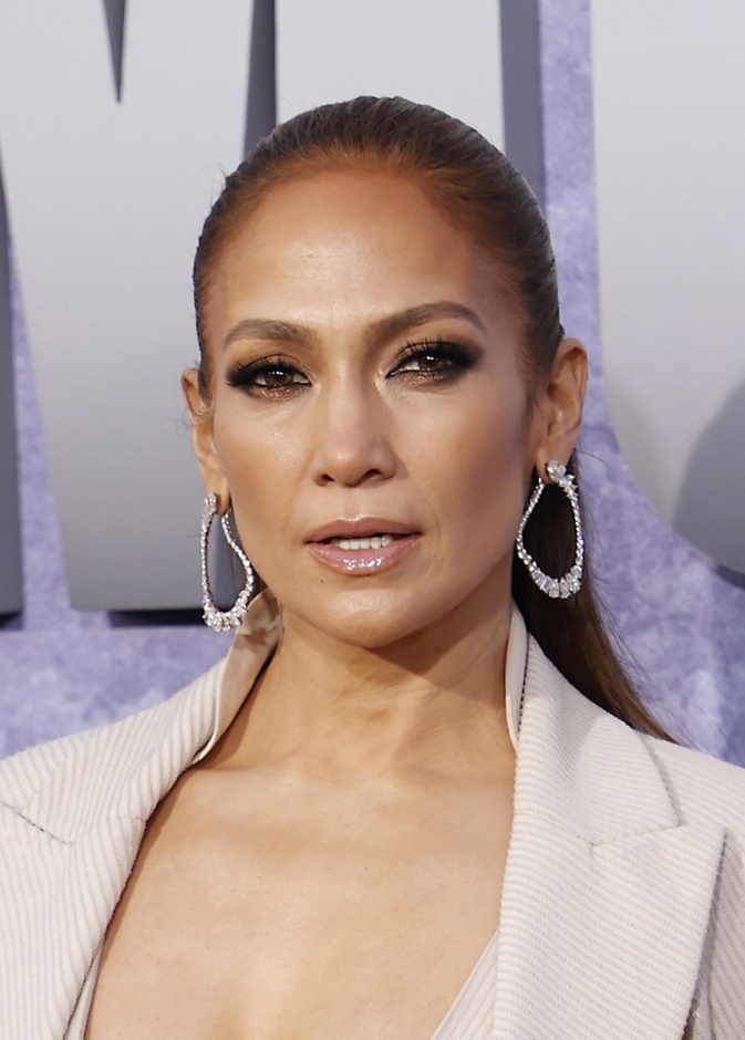 أسرار العناية بالبشرة من نجمة الغناء جينيفر لوبيز لتحسين البشرة في الصيف