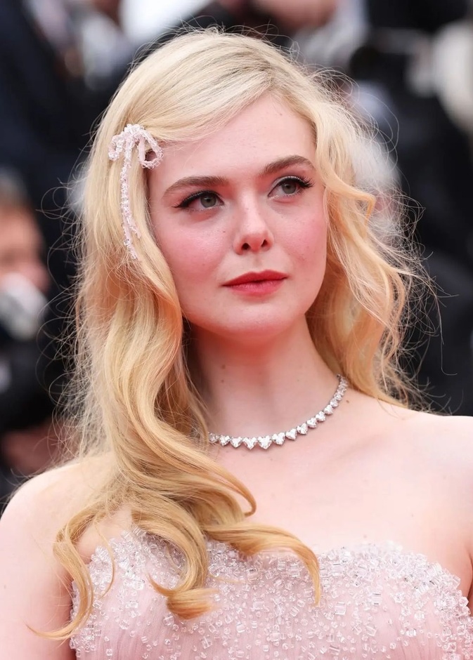  رسمات مكياج طبيعي وبارز مع التسريحة الويفي من  Elle Fanning وحي
