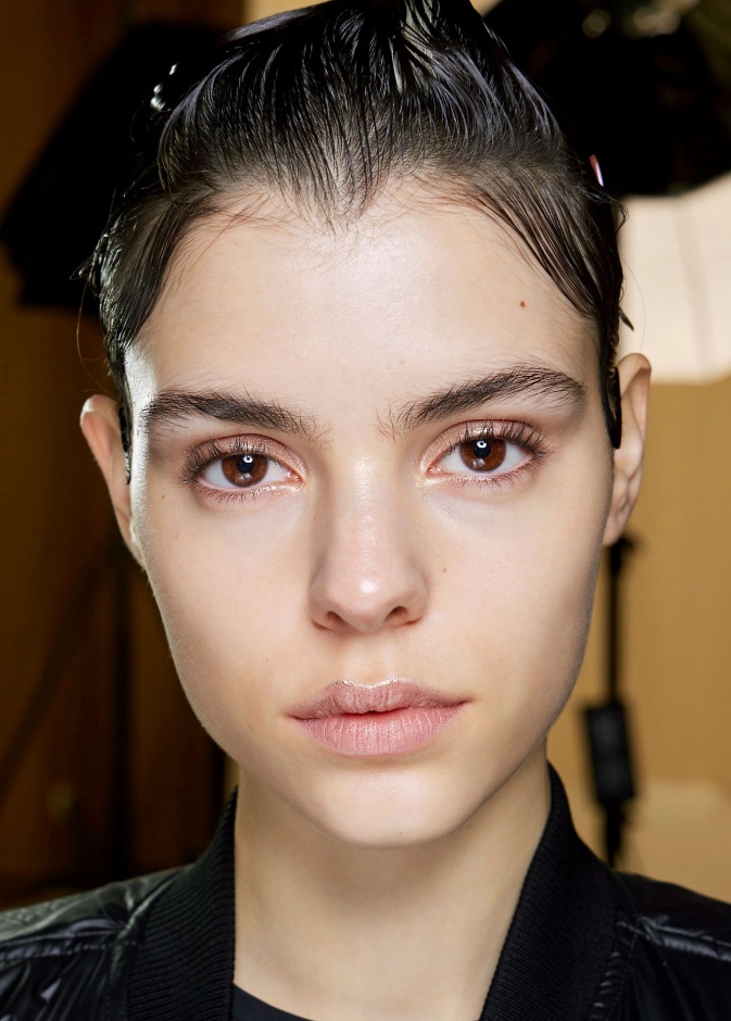 الجلسيرين مكون طبيعي أساسي في معظم المنتجات الجمالية.. إليك فوائده للبشرة