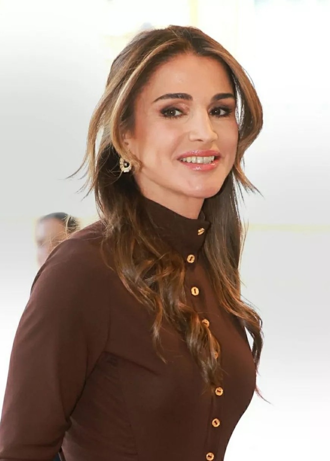 مكياج برونزي متموج بأسلوب الملكة رانيا- الصورة من صفحة coutureandroyals على انستغرام