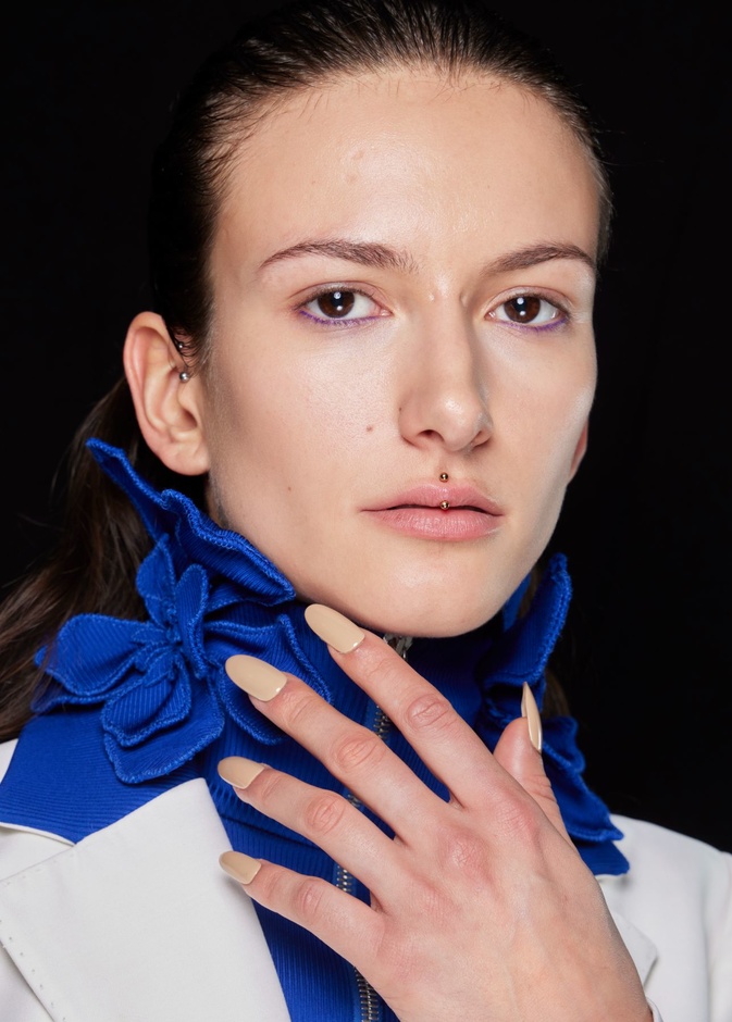 مناكير LipGloss النيود بتدرجات اللون الزهري  من وحي دار Off White