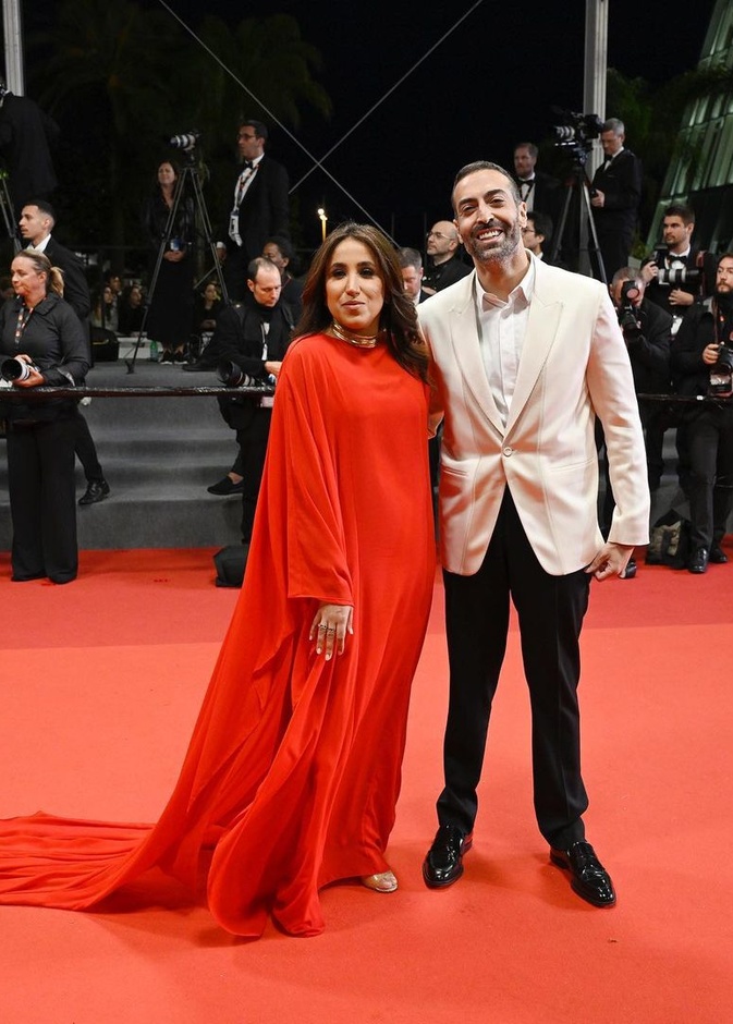 جمانا الراشد الرئيس التنفيذي للمجموعة السعودية للابحاث والإعلام بفستان من إيتولييه حكايات في مهرجان كان السينمائي مع الرئيس التنفيذي لمهرجان البحر الأحمر السينمائي محمد التركي