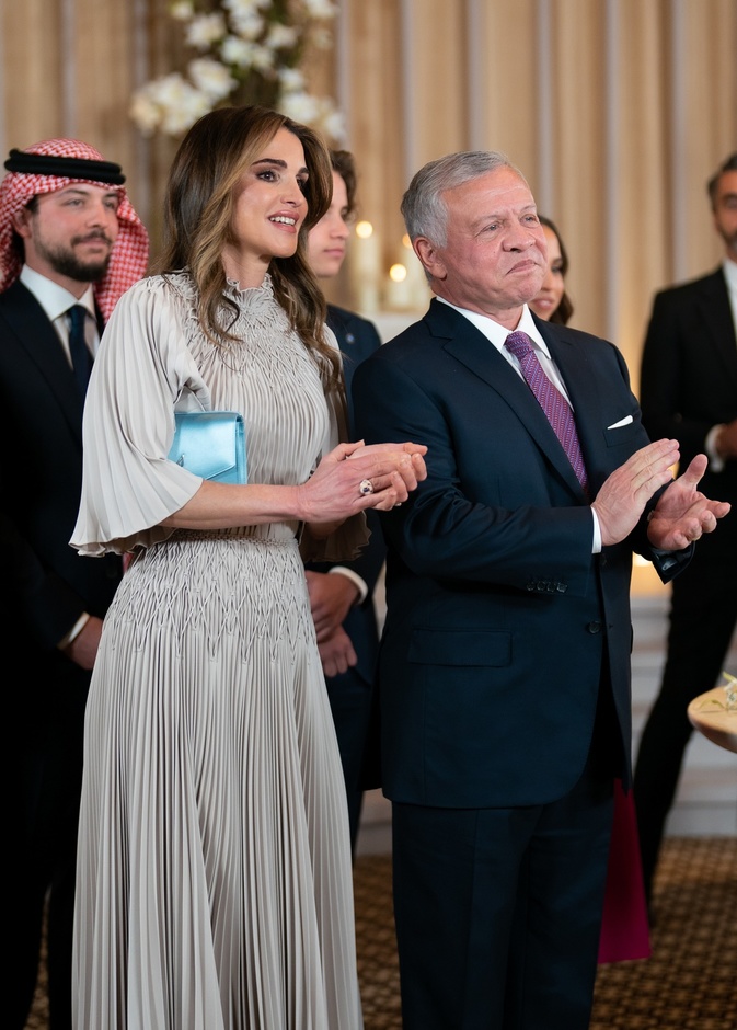 9 فساتين سهرة من منصات عروض الأزياء... هل تختار الملكة رانيا أحدها لزفاف الأمير حسين والآنسة رجوة