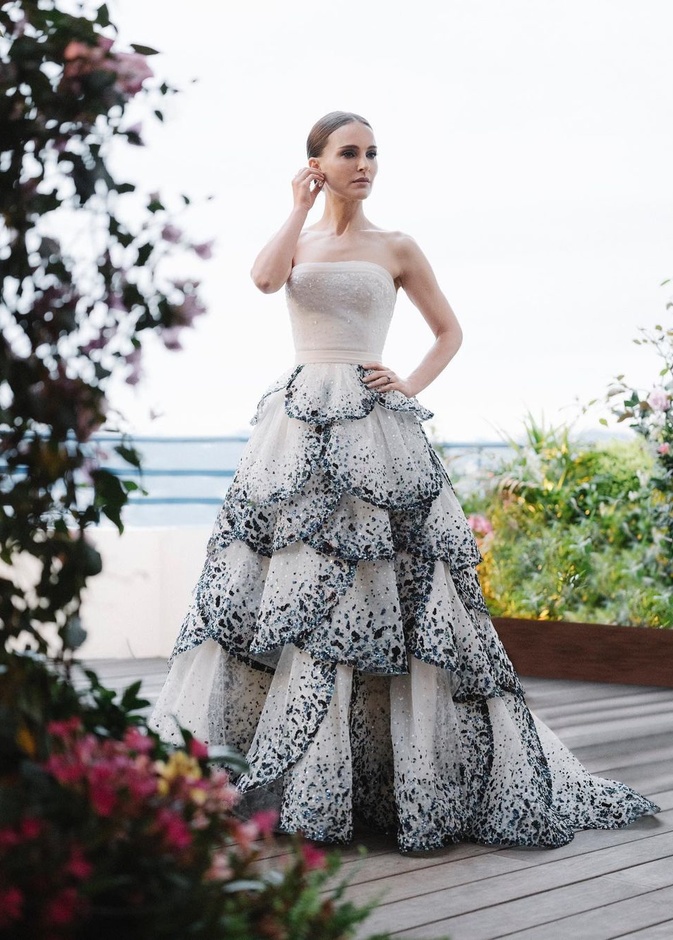 إطلالة ناتالي بورتمان تعيد إحياء "جونون" أجمل تصاميم ديور على الإطلاق