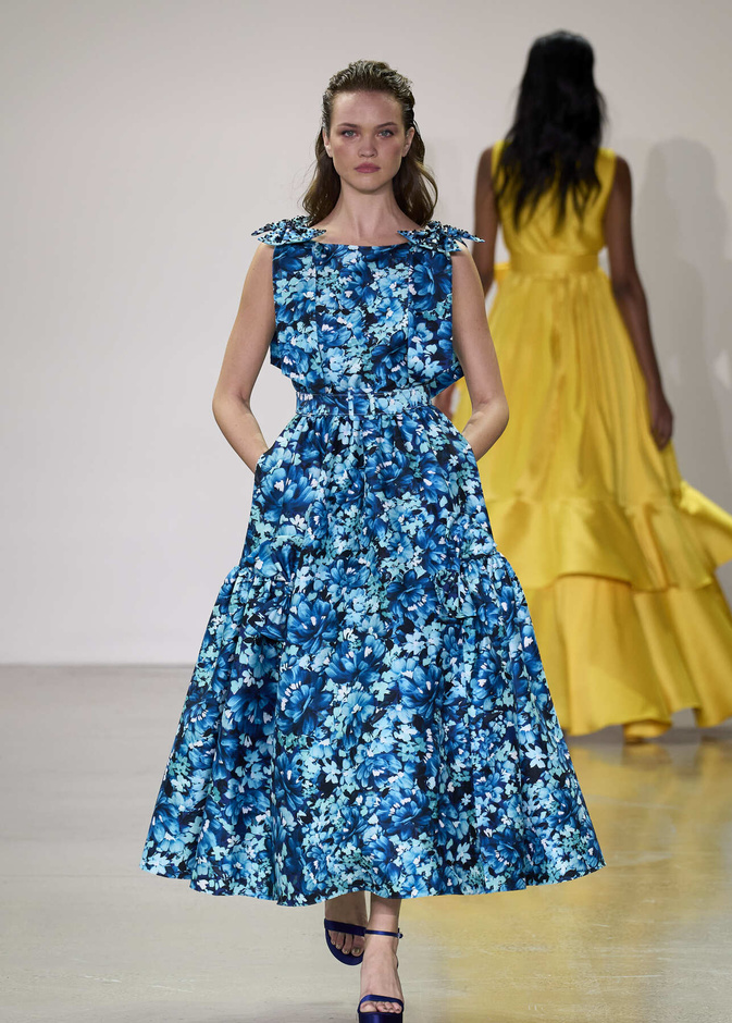 أفكار شبابية لاختيار فساتين مطبعة بالورود على الشاطئ