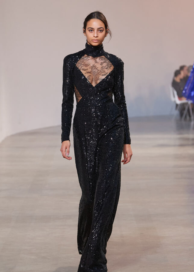 الجمبسوت بأقدام واسعة والياقة V تناسب الفتيات المتوسطات وقصيرات القامة