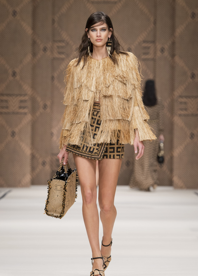 إطلالة لافتة بألوان ميتاليكية من Elisabetta Franchi