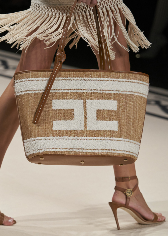 حقائب يد كبيرة مناسبة لعطلة الصيف