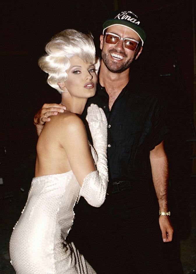 الأداء الحيّ والإطلالات الاستعراضية عنصران متناغمان ومكمّلان لبعضهما البعض