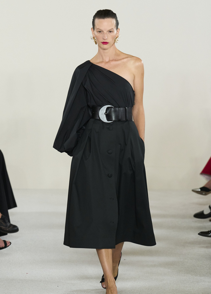 فساتين بقصة الكتف الواحد عنوان الاناقة والعصرية