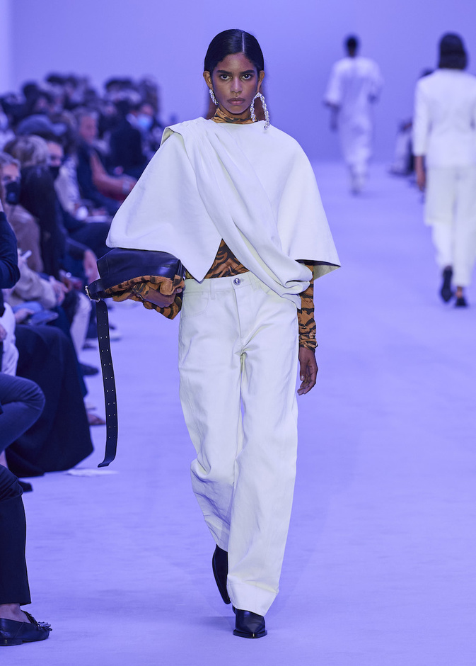 هل يكون الجينز الأبيض خيارك الأول هذا الصيف؟