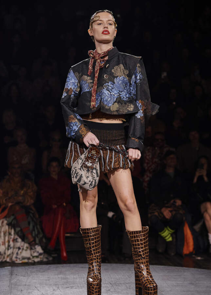 تنسيق الأسود مع البني صيحة ربيع 2023 من Kronthaler Westwood