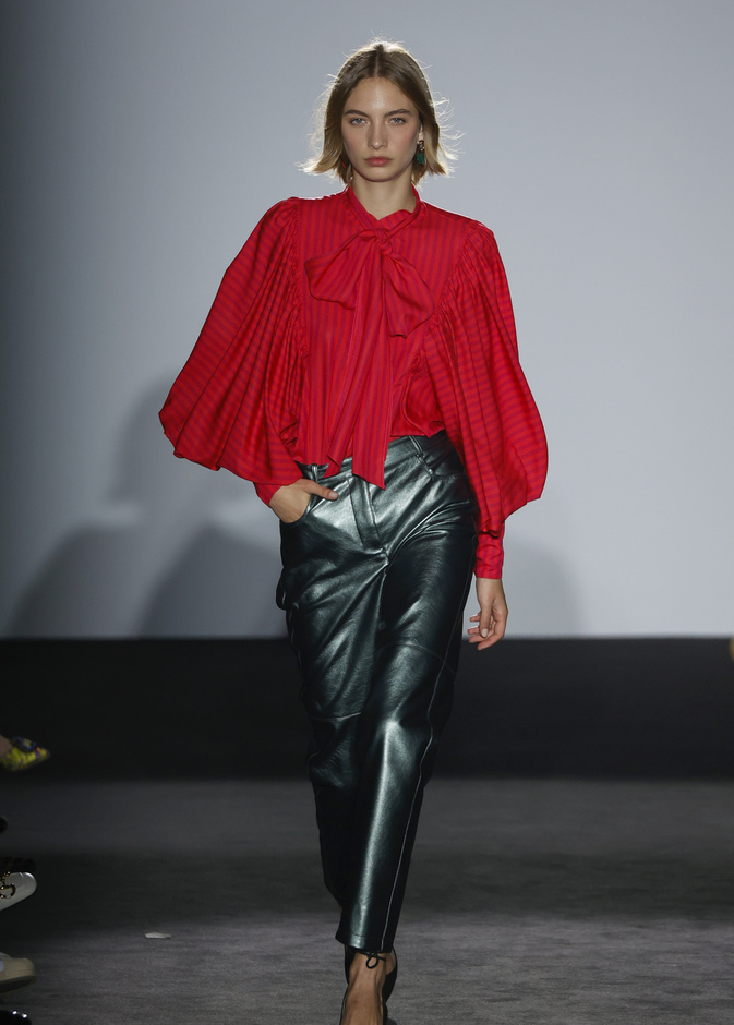 سراويل جلدية أساسية يجب أن تكون في خزانتك