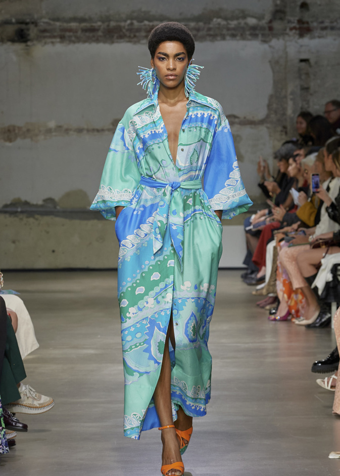 إطلالة من Leonard بتدرجات اللّون الأزرق