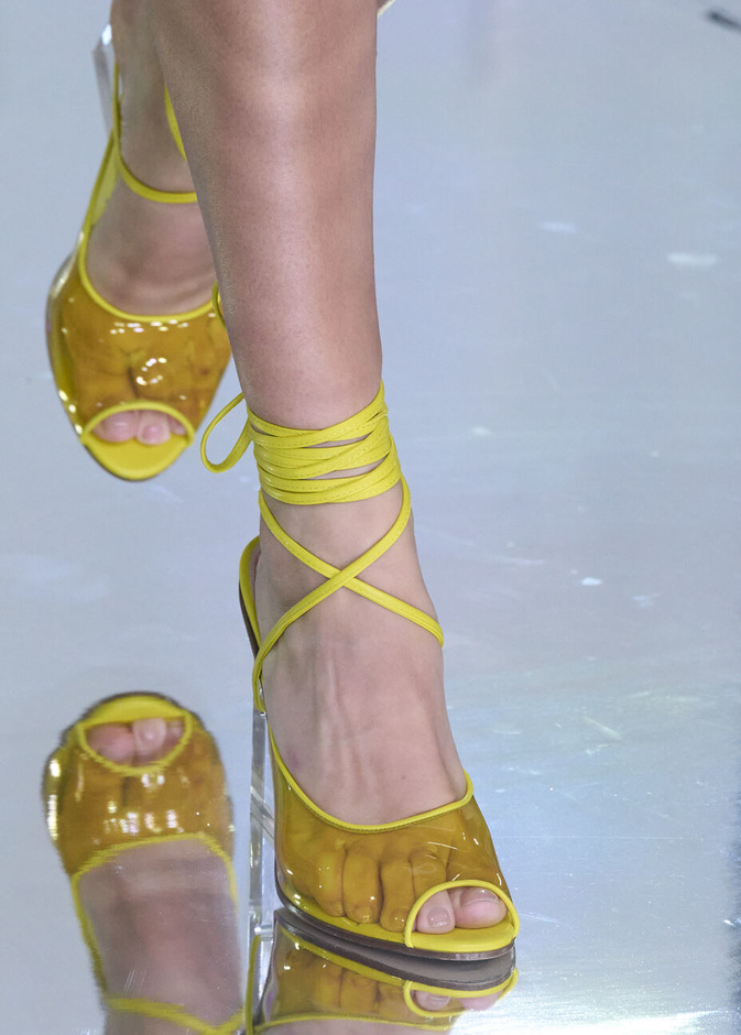 موضة الصنادل البارزة بأربطة عصرية في صيف 2023