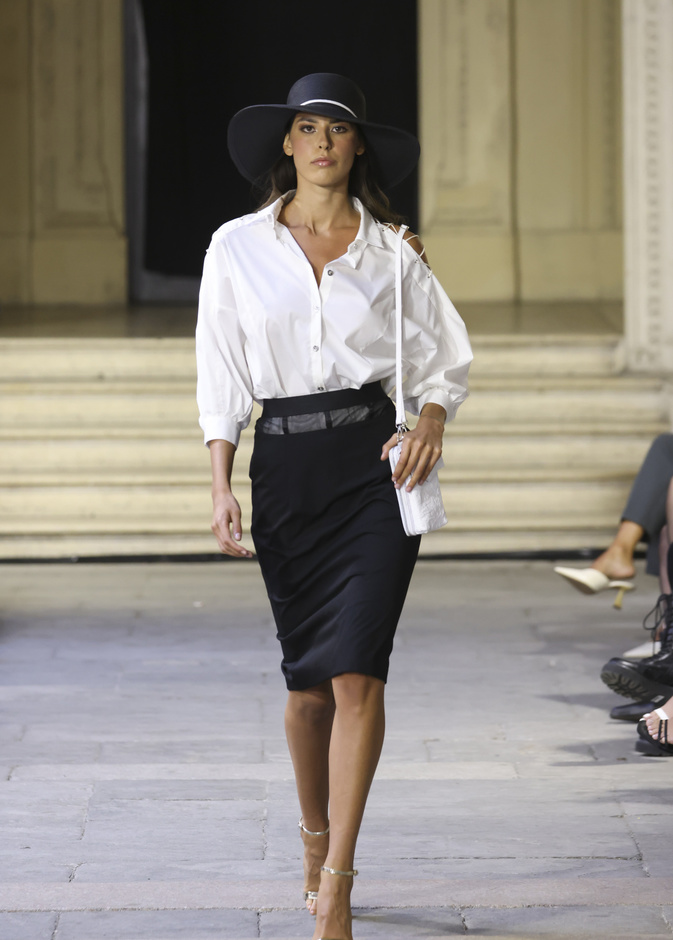 طرق لتنسيق موضة التنانير السوداء