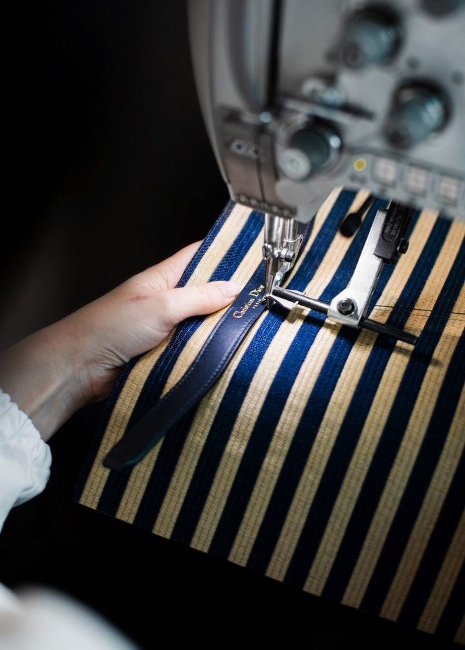 اكتشفي عبر "هي" المهارة الحرفيّة لحقيبة "سيه ديور" C'est Dior