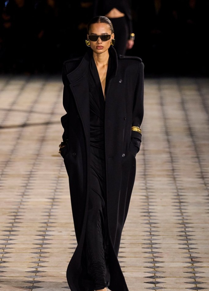 7 مجموعات برزت فيها تصاميم تليق بسيّدة الأعمال من عروض ربيع وصيف 2023