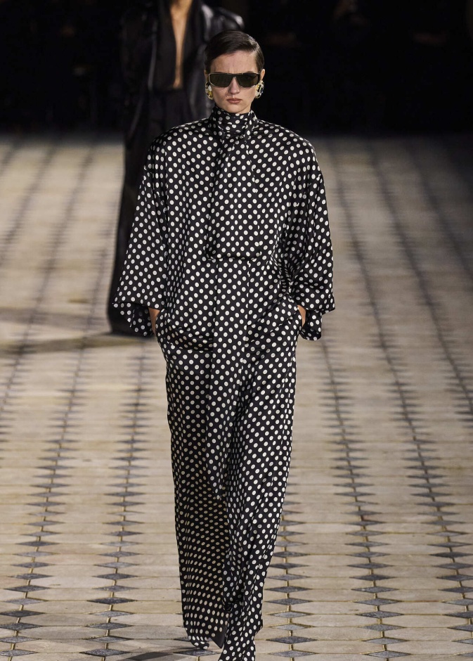 صيحات الموضة المنقطة تصاميم تجعلك أكثر جاذبية