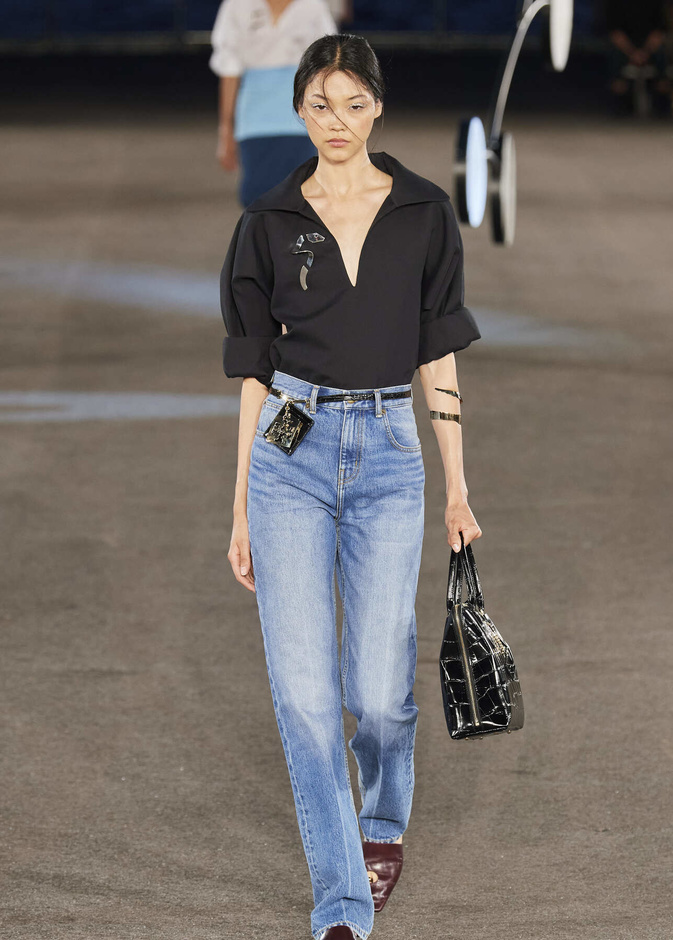 أجمل الأفكار لتنسيق اللون الأسود مع الجينز