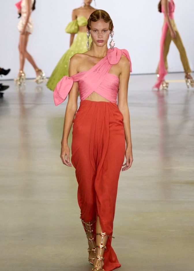 بلوزة وردية، وسروال أحمر