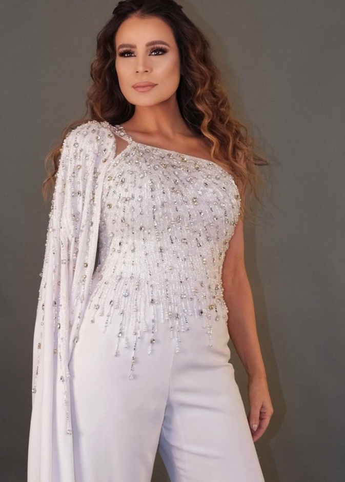 تنسيقات أزياء عكست فيها كارول سماحة أجواء خطها الفني الاستعراضي ..استلهمي منها
