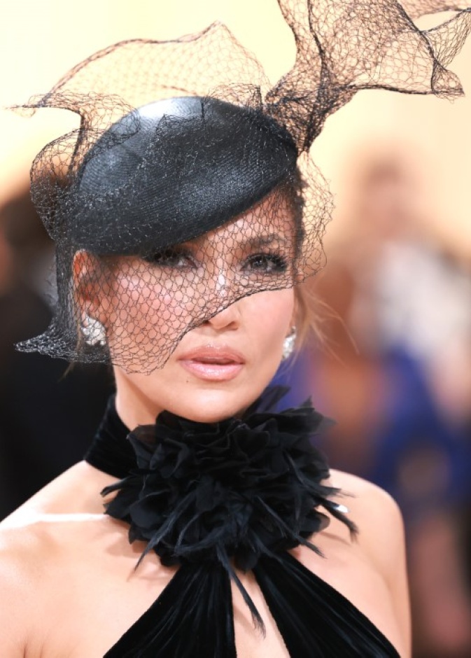 مكياج عيون القطة بأسلوب جينيفر لوبيز في حفل Met Gala
